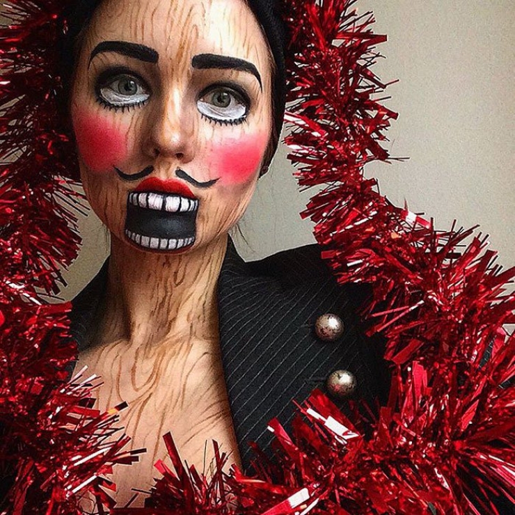 Illustration de l'article : 30 visages pour la m&ecirc;me personne ! Le maquillage surr&eacute;aliste de cette jeune fille est impressionnant !