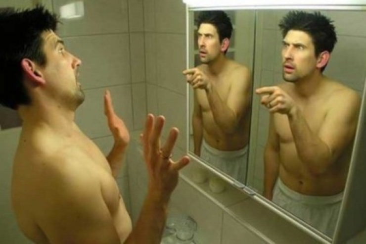 Illustration de l'article : Ces 21 choses compl&egrave;tement irrationnelles que tout le monde a d&eacute;j&agrave; fait... Plusieurs fois ! 