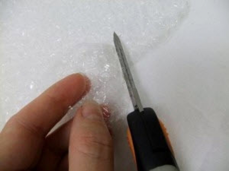 Illustration de l'article : Juste en coupant un peu de papier bulle, elle nous présente une astuce brillante !