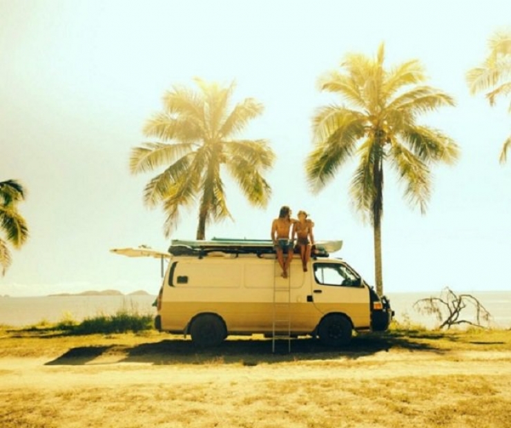 Illustration de l'article : Ces 5 couples ont tout plaqué pour sillonner les routes dans un simple van… Des photos qui donnent envie de faire de même !
