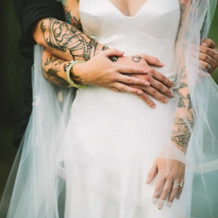 Illustration de l'article : Ces 20 femmes nous prouvent qu'on peut &ecirc;tre sublime en robe de mari&eacute;e tout en ayant des tatouages...