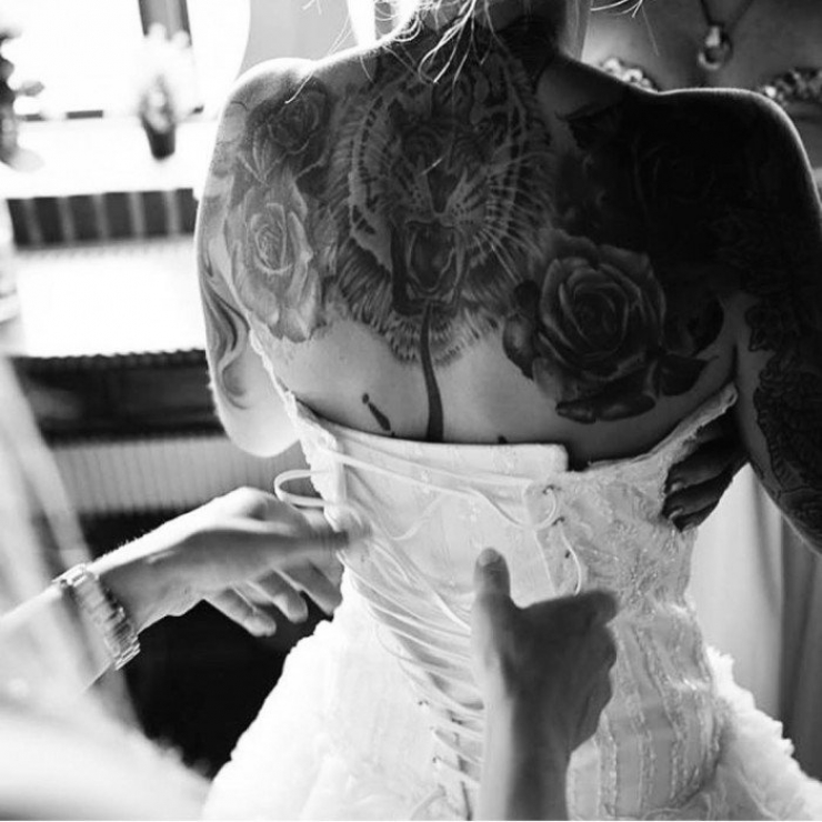 Illustration de l'article : Ces 20 femmes nous prouvent qu'on peut &ecirc;tre sublime en robe de mari&eacute;e tout en ayant des tatouages...