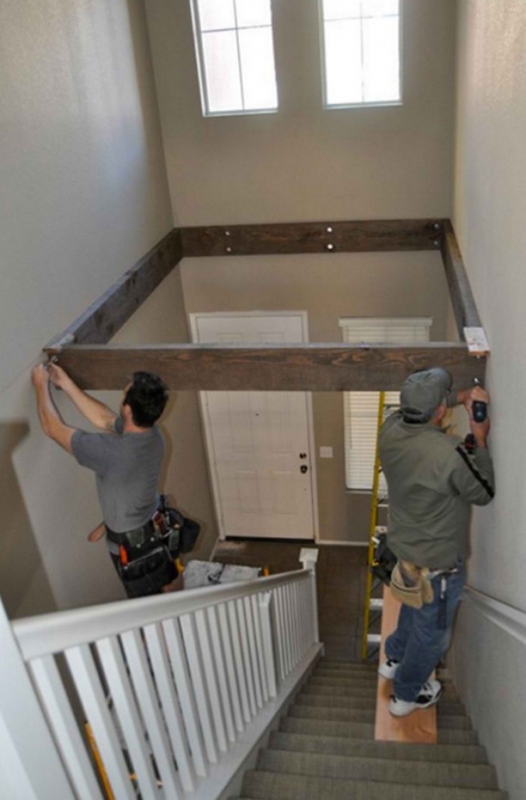 Illustration de l'article : Ils commencent par disposer des planches de bois en haut de l'escalier pour maximiser l'espace et créer une pièce très intéressante...