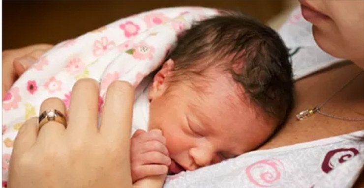 Illustration de l'article : Elle n&rsquo;a pu prendre son b&eacute;b&eacute; dans les bras qu&rsquo;une seule fois alors qu&rsquo;on ne lui donnait que 30 minutes &agrave; vivre&hellip; Et pourtant, quel miracle !