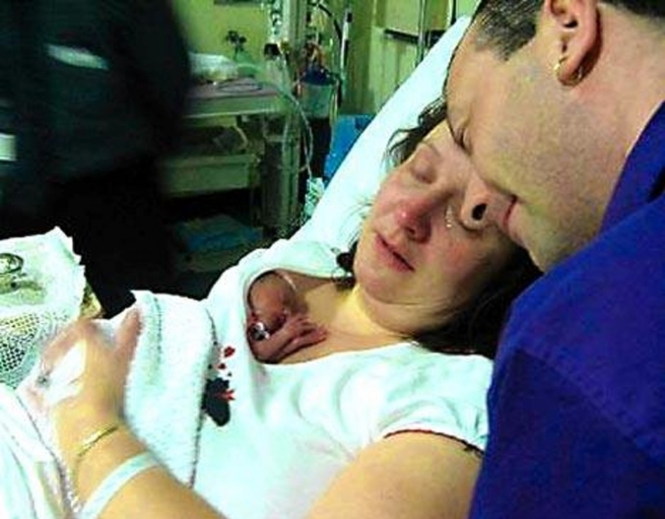 Illustration de l'article : Elle n&rsquo;a pu prendre son b&eacute;b&eacute; dans les bras qu&rsquo;une seule fois alors qu&rsquo;on ne lui donnait que 30 minutes &agrave; vivre&hellip; Et pourtant, quel miracle !