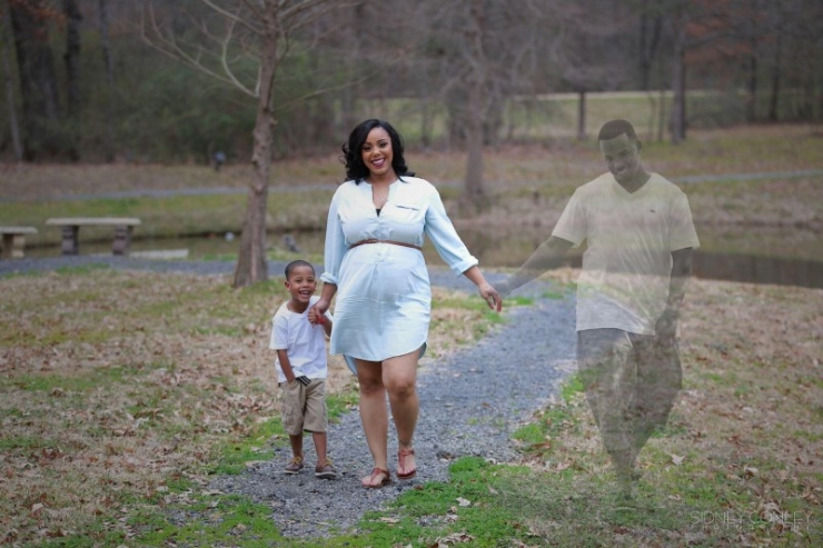 Illustration de l'article : Cette femme enceinte tient absolument à être photographiée avec son mari décédé, ça met les larmes aux yeux !