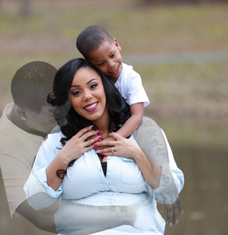 Illustration de l'article : Cette femme enceinte tient absolument à être photographiée avec son mari décédé, ça met les larmes aux yeux !