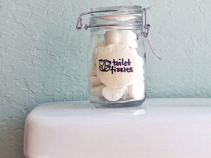 Illustration de l'article : Une astuce brillante pour des toilettes toujours propres et fraiches. Il suffisait d’y penser !
