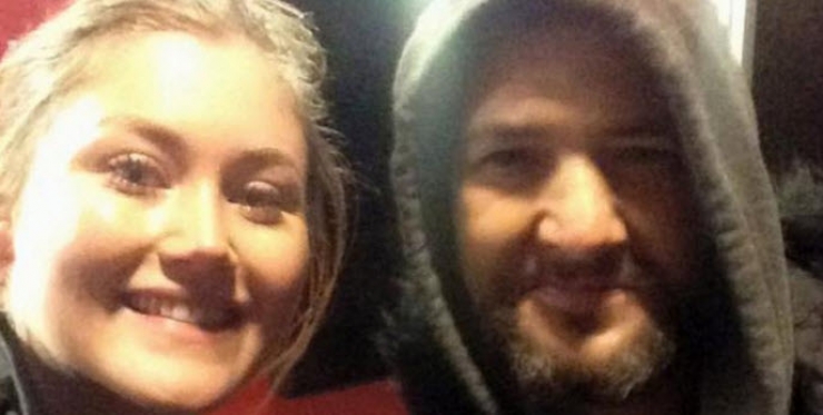 Illustration de l'article : Alors qu&rsquo;elle vient de rater son dernier train, le geste de ce sans-abri la fait fondre en larmes...