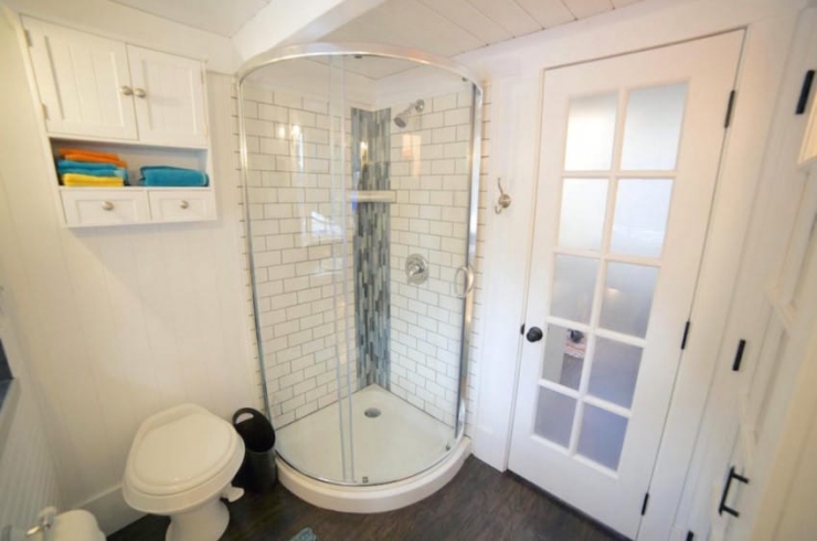 Illustration de l'article : Cette simple maisonnette perdue dans la forêt n’a l’air de rien mais attendez de voir l’intérieur...