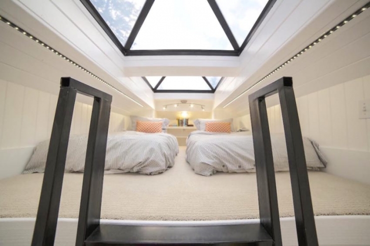 Illustration de l'article : Cette simple maisonnette perdue dans la forêt n’a l’air de rien mais attendez de voir l’intérieur...
