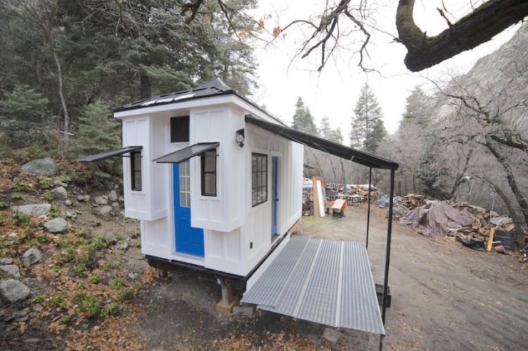 Illustration de l'article : Cette simple maisonnette perdue dans la forêt n’a l’air de rien mais attendez de voir l’intérieur...