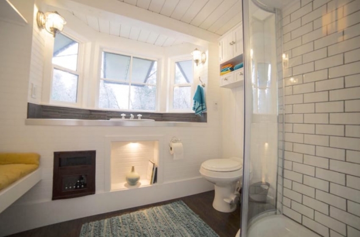 Illustration de l'article : Cette simple maisonnette perdue dans la forêt n’a l’air de rien mais attendez de voir l’intérieur...