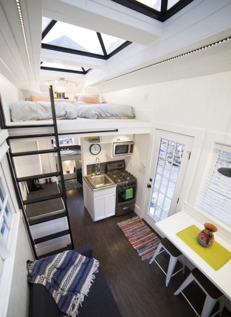 Illustration de l'article : Cette simple maisonnette perdue dans la forêt n’a l’air de rien mais attendez de voir l’intérieur...