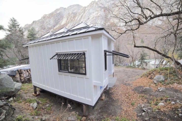 Illustration de l'article : Cette simple maisonnette perdue dans la forêt n’a l’air de rien mais attendez de voir l’intérieur...