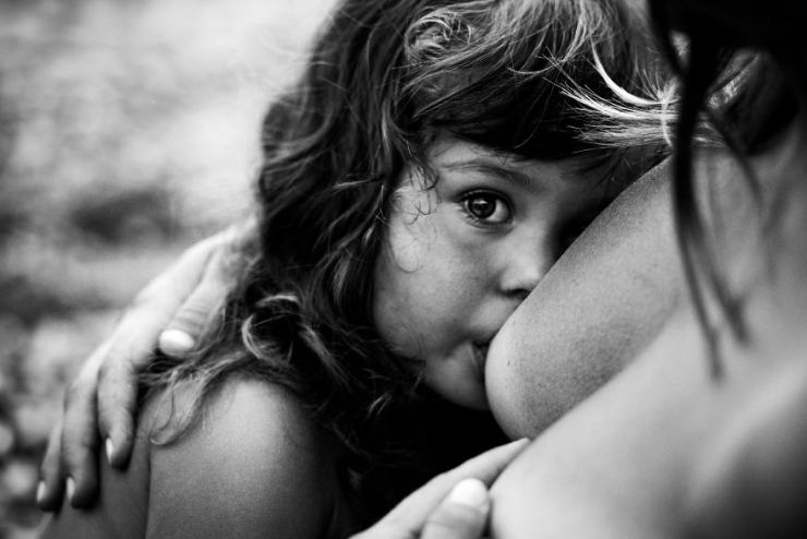 Illustration de l'article : Photographe, elle rend hommage aux femmes qui allaitent à travers de magnifiques clichés !