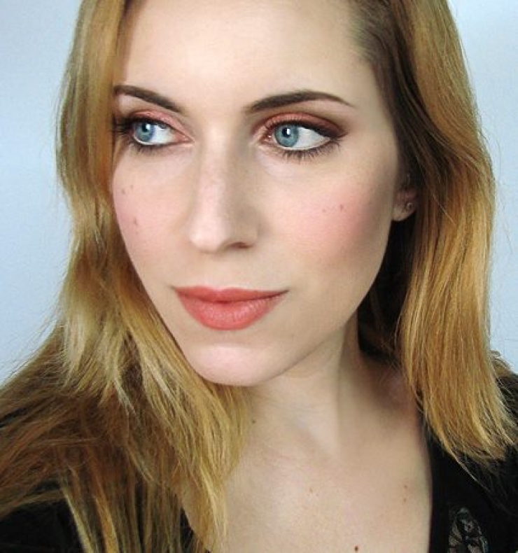 Illustration de l'article : Elle se met du maquillage sur les sourcils mais rien d'étrange, attendez de voir pourquoi...