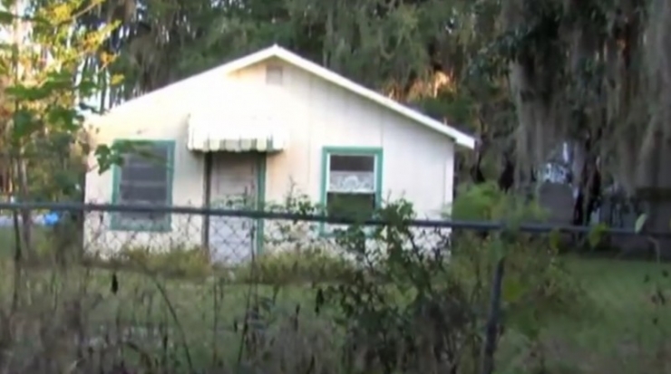 Illustration de l'article : Il voit un visage p&acirc;le appara&icirc;tre &agrave; la fen&ecirc;tre d&rsquo;une maison voisine et la police y fait une d&eacute;couverte TRAGIQUE !