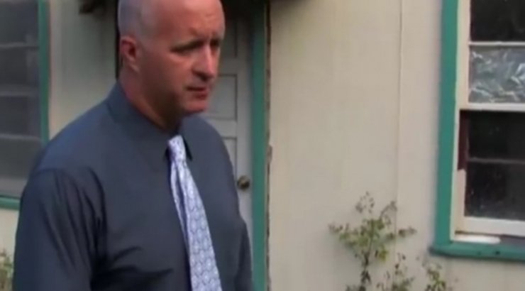 Illustration de l'article : Il voit un visage p&acirc;le appara&icirc;tre &agrave; la fen&ecirc;tre d&rsquo;une maison voisine et la police y fait une d&eacute;couverte TRAGIQUE !