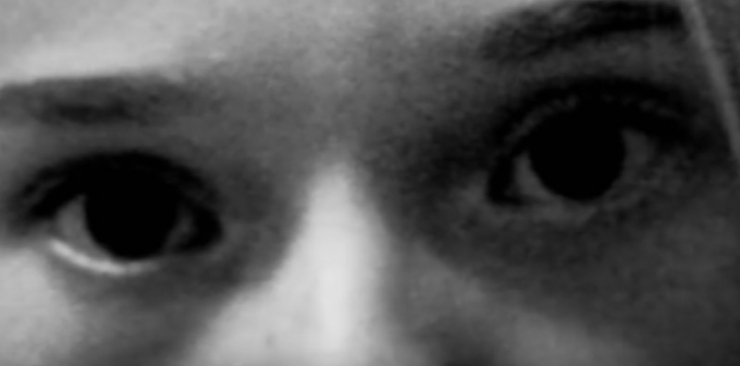 Illustration de l'article : Il voit un visage p&acirc;le appara&icirc;tre &agrave; la fen&ecirc;tre d&rsquo;une maison voisine et la police y fait une d&eacute;couverte TRAGIQUE !