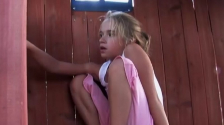 Illustration de l'article : Il voit un visage p&acirc;le appara&icirc;tre &agrave; la fen&ecirc;tre d&rsquo;une maison voisine et la police y fait une d&eacute;couverte TRAGIQUE !