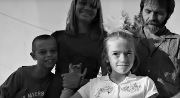 Illustration de l'article : Il voit un visage p&acirc;le appara&icirc;tre &agrave; la fen&ecirc;tre d&rsquo;une maison voisine et la police y fait une d&eacute;couverte TRAGIQUE !