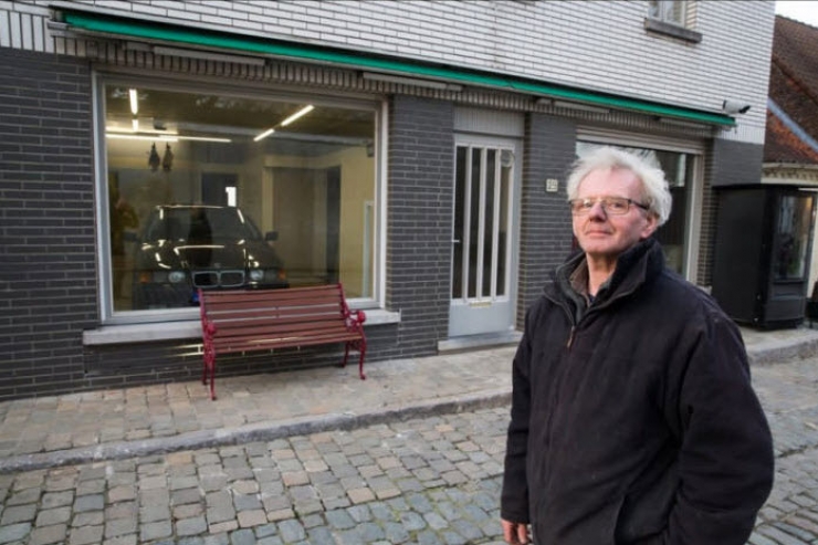 Illustration de l'article : La mairie lui interdit d'installer une porte de garage... Sa solution est PARFAITE !