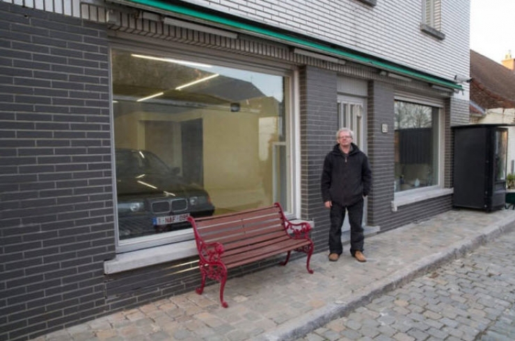 Illustration de l'article : La mairie lui interdit d'installer une porte de garage... Sa solution est PARFAITE !