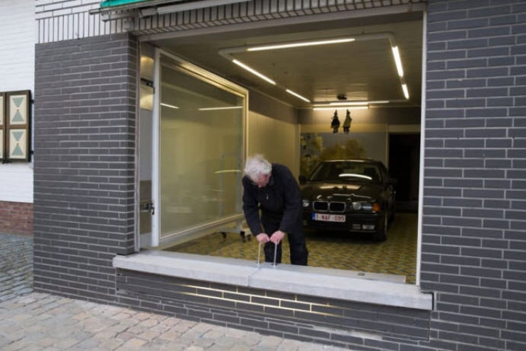 Illustration de l'article : La mairie lui interdit d'installer une porte de garage... Sa solution est PARFAITE !