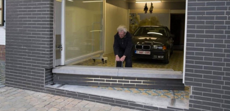 Illustration de l'article : La mairie lui interdit d'installer une porte de garage... Sa solution est PARFAITE !