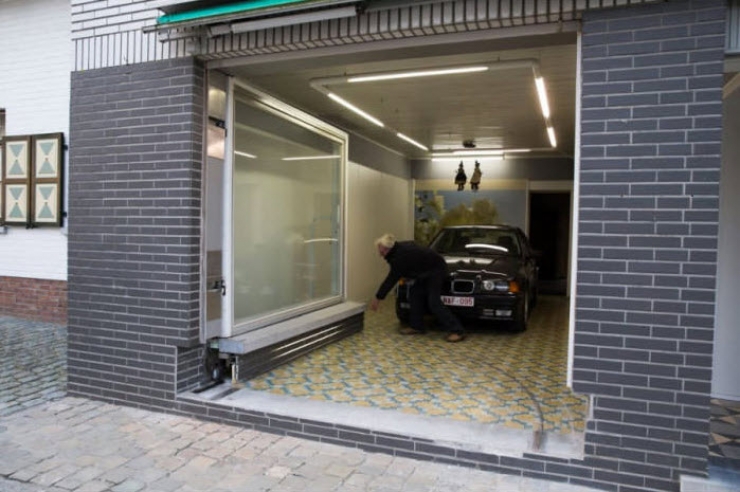 Illustration de l'article : La mairie lui interdit d'installer une porte de garage... Sa solution est PARFAITE !