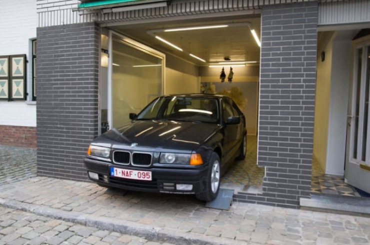 Illustration de l'article : La mairie lui interdit d'installer une porte de garage... Sa solution est PARFAITE !