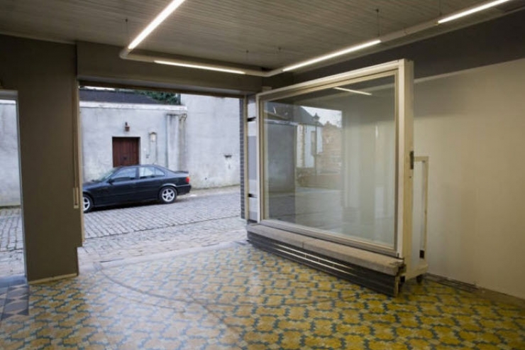 Illustration de l'article : La mairie lui interdit d'installer une porte de garage... Sa solution est PARFAITE !