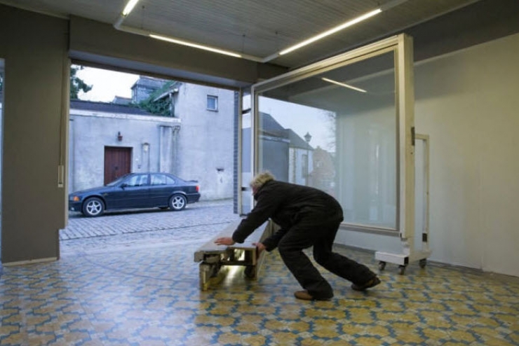 Illustration de l'article : La mairie lui interdit d'installer une porte de garage... Sa solution est PARFAITE !
