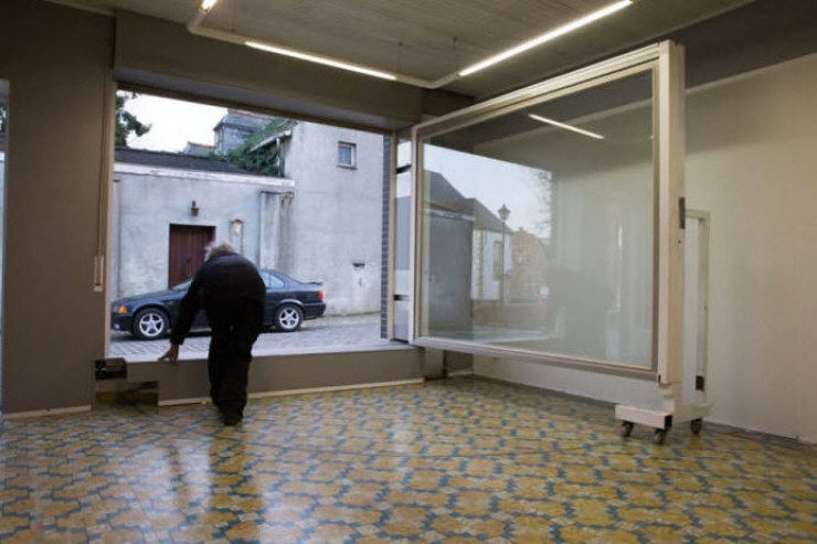 Illustration de l'article : La mairie lui interdit d'installer une porte de garage... Sa solution est PARFAITE !