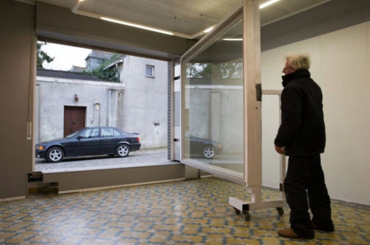 Illustration de l'article : La mairie lui interdit d'installer une porte de garage... Sa solution est PARFAITE !