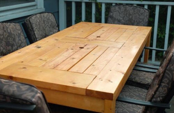 Illustration de l'article : Elle place des jardinières sur une table mais surement pas pour des fleurs ! Vous devez tester chez vous...