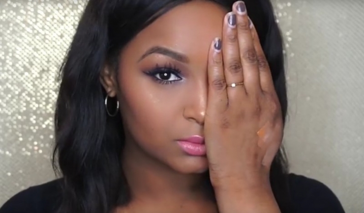 Illustration de l'article : Elle masque une partie de son visage avec la main. Vous risquez d'être stupéfait quand elle la retire !