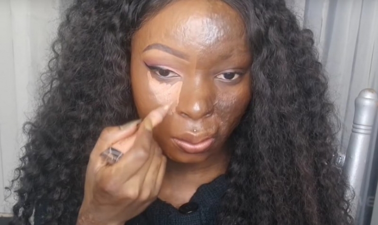 Illustration de l'article : Elle masque une partie de son visage avec la main. Vous risquez d'&ecirc;tre stup&eacute;fait quand elle la retire !