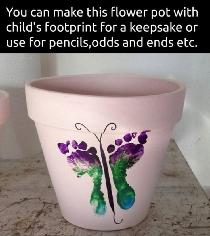 Illustration de l'article : Peindre avec ses empreintes de pieds et de mains, une activité que vos enfants adoreront ! (19 projets)