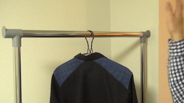 Illustration de l'article : C&rsquo;est incroyable de voir ce que cet homme peut faire avec de simples cintres!