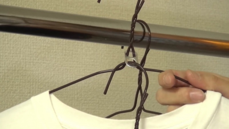 Illustration de l'article : C&rsquo;est incroyable de voir ce que cet homme peut faire avec de simples cintres!