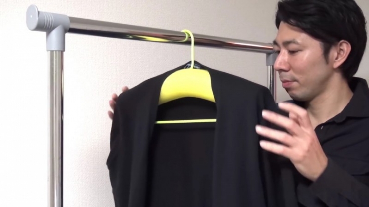 Illustration de l'article : C&rsquo;est incroyable de voir ce que cet homme peut faire avec de simples cintres!