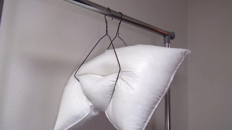 Illustration de l'article : C&rsquo;est incroyable de voir ce que cet homme peut faire avec de simples cintres!