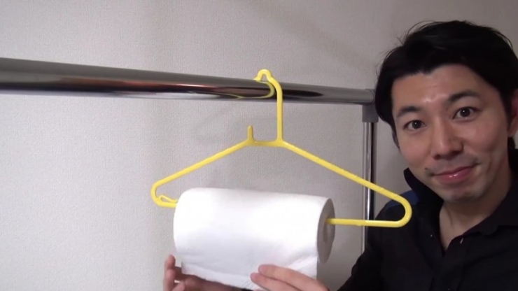 Illustration de l'article : C&rsquo;est incroyable de voir ce que cet homme peut faire avec de simples cintres!