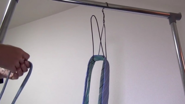 Illustration de l'article : C&rsquo;est incroyable de voir ce que cet homme peut faire avec de simples cintres!