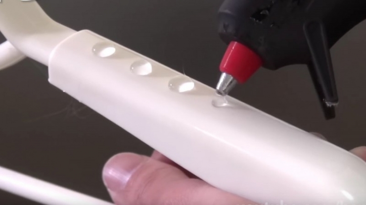 Illustration de l'article : C&rsquo;est incroyable de voir ce que cet homme peut faire avec de simples cintres!