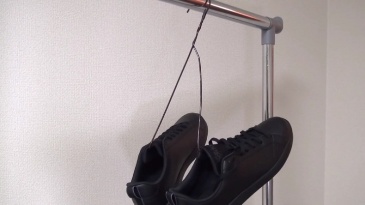 Illustration de l'article : C&rsquo;est incroyable de voir ce que cet homme peut faire avec de simples cintres!