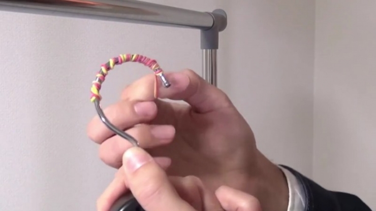 Illustration de l'article : C&rsquo;est incroyable de voir ce que cet homme peut faire avec de simples cintres!