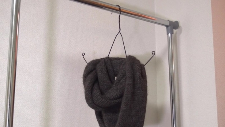 Illustration de l'article : C&rsquo;est incroyable de voir ce que cet homme peut faire avec de simples cintres!